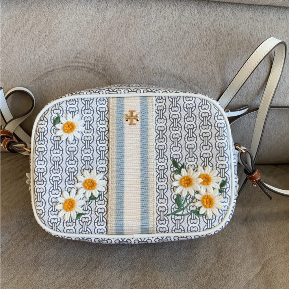 Tory Burch Gemini Link Canvas Crossbody Daisy Embroidered in Cream & Blue